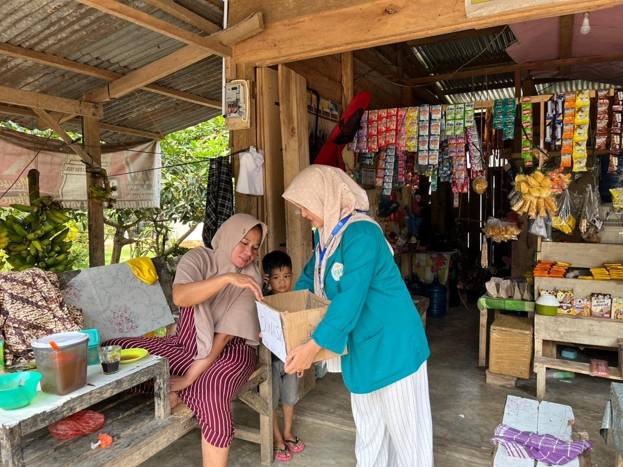 Mahasiswa KPM 36 UIN Sultanah Nahrasiyah Lhokseumawe Lakukan Pengutipan Sumbangan untuk Korban Banjir 47 82d6b3dc c9e4 4382 8330 70d21c0ae7ee