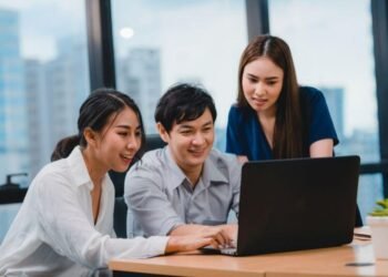 Kerja 8 jam sehari, jangan lupa nabung (Canva.com)