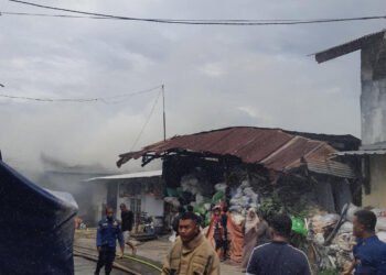 Kebakaran melanda sebuah gudang kardus di Jalan H Marjuki RT 05/RW 01, Kelurahan Ciracas, Kecamatan Ciracas, Jakarta Timur (Jaktim), pada Minggu, 23 November 2025