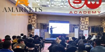 Peserta memenuhi ruangan seminar SMAcademy di Makassar saat Max menyampaikan materi trading bersama broker forex Indonesia AMarkets.