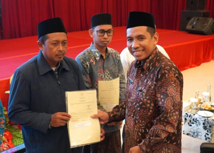 Penyerahan Sertipikat Wakaf Secara Simbolis