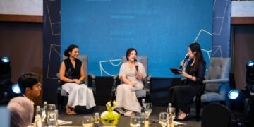 Marketing Director English 1, Rhea Danaparamita (paling kiri) dan mantan penyanyi cilik Tasya Kamila (tengah) saat berdiskusi di sesi talkshow di acara English 1, akhir pekan lalu.