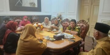 Tim periset Badan Riset dan Inovasi Nasional saat melakukan audiensi dengan Gubernur Sumatera Barat Mahyeldi Ansharullah di Istana Gubernur Sumatera Barat. (Dok. Istimewa)