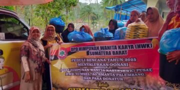 Himpunan Wanita Karya Provinsi Sumatera Barat saat menyalurkan amanah donasi untuk warga terdampak bencana banjir di Sumbar. (Dok. Istimewa)