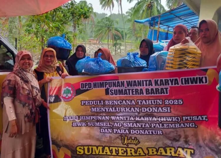 Himpunan Wanita Karya Provinsi Sumatera Barat saat menyalurkan amanah donasi untuk warga terdampak bencana banjir di Sumbar. (Dok. Istimewa)
