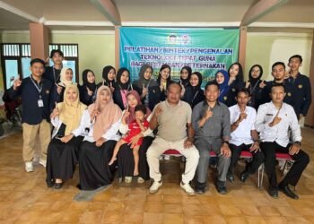 Peresmian Kegiatan Ecobrick dan Bank Sampah, Minggu (28/09/2025). (Foto: Tim PDD KKNT UNESA/Dok. KKNT UNESA 2025)