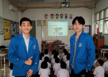 Tangerang Selatan, 8 November 2025 — Tim Pengabdian kepada Masyarakat dari Fakultas Teknik dan Informatika Universitas Bina Sarana Informatika (UBSI) berhasil melaksanakan kegiatan sosialisasi bertema “Dampak Negatif Game Online dan Solusi Penggunaan Gadget Positif” di SDN Padaherang, Kabupaten Pandeglang, Banten.  Kegiatan ini merupakan bagian dari program pengabdian masyarakat skema mandiri yang bertujuan untuk meningkatkan literasi digital siswa sekolah dasar, khususnya dalam memahami risiko penggunaan game online secara berlebihan serta pemanfaatan gadget yang lebih sehat dan produktif.  Meningkatkan Kesadaran Siswa terhadap Bahaya Kecanduan Game Online  Dalam pelaksanaan kegiatan, para siswa diberikan pemahaman mengenai berbagai dampak negatif yang dapat timbul akibat intensitas bermain game yang berlebihan. Beberapa dampak yang disoroti antara lain:  Penurunan prestasi belajar  Gangguan konsentrasi  Berkurangnya interaksi sosial  Risiko kesehatan seperti kelelahan mata  Potensi kecanduan game  Melalui penjelasan interaktif, video edukasi, serta sesi tanya jawab, siswa diajak mengenali tanda-tanda kecanduan dan cara menghindarinya.  Mengedukasi Siswa untuk Memanfaatkan Gadget Secara Positif  Selain membahas risiko, kegiatan ini juga menekankan berbagai solusi dan kebiasaan positif dalam penggunaan gadget. Tim pengabdian memperkenalkan cara-cara memanfaatkan perangkat digital untuk:  Mengakses aplikasi edukatif  Belajar secara daring  Mengembangkan kreativitas melalui konten digital  Mengatur waktu penggunaan gadget secara disiplin  Mengganti waktu bermain game dengan aktivitas yang lebih produktif  Harapannya, siswa dapat menggunakan teknologi dengan bijak, tidak hanya sebagai hiburan semata, tetapi juga sebagai sarana belajar dan pengembangan diri.  Metode Pelaksanaan yang Interaktif dan Menyenangkan  Kegiatan dilakukan dengan metode edukatif-partisipatif, di mana siswa dilibatkan secara aktif melalui:  Ceramah interaktif  Diskusi ringan  Simulasi dan permainan edukatif  Kuis untuk memperkuat pemahaman  Pendekatan ini terbukti membuat suasana belajar menjadi lebih hidup dan mudah dipahami oleh siswa.  Dukungan Pihak Sekolah dan Respons Positif Siswa  Pihak sekolah, termasuk guru dan staf, menyambut baik kegiatan ini sebagai upaya peningkatan literasi digital di lingkungan sekolah. Antusiasme terlihat dari keterlibatan siswa selama kegiatan berlangsung.  Harapan dan Langkah Ke Depan  Melalui kegiatan ini, diharapkan siswa SDN Padaherang dapat menjadi generasi yang bijak dalam menggunakan teknologi. Program ini juga diharapkan dapat menjadi langkah awal untuk menciptakan lingkungan sekolah yang sadar digital, sehat, dan produktif.  UBSI berkomitmen untuk terus berkontribusi bagi masyarakat melalui berbagai program pengabdian yang edukatif dan bermanfaat. Kerja sama serupa diharapkan dapat berlanjut untuk memperkuat literasi digital anak-anak Indonesia.