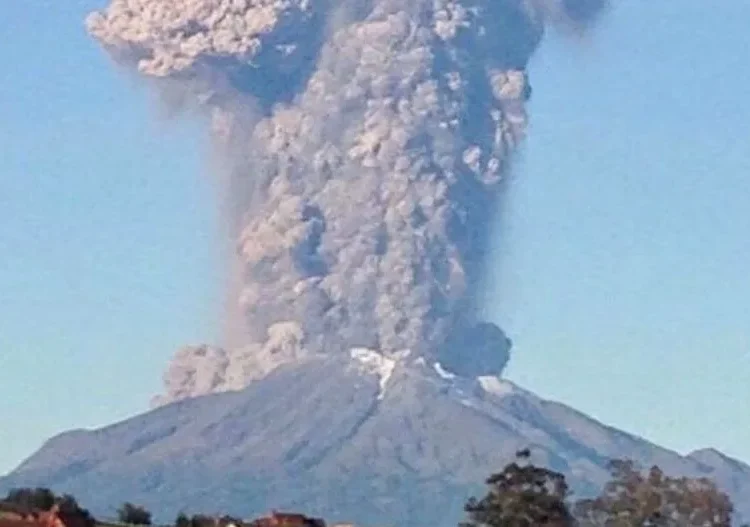 Gunung Semeru Kembali Erupsi.jpg