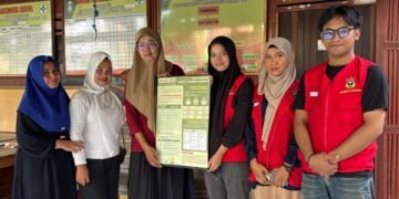 Penyerahan program kerja poster informatif kepada Ketua Kampung KB Kelurahan Kampung Baru.