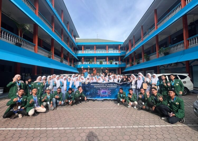 Kelompok MKWK 4 "Industri, Inovasi, dan Infrastruktur" USU saat bersama siswa-siswi SMAS DHARMAWANGSA MEDAN, Jumat(14/11/2025)