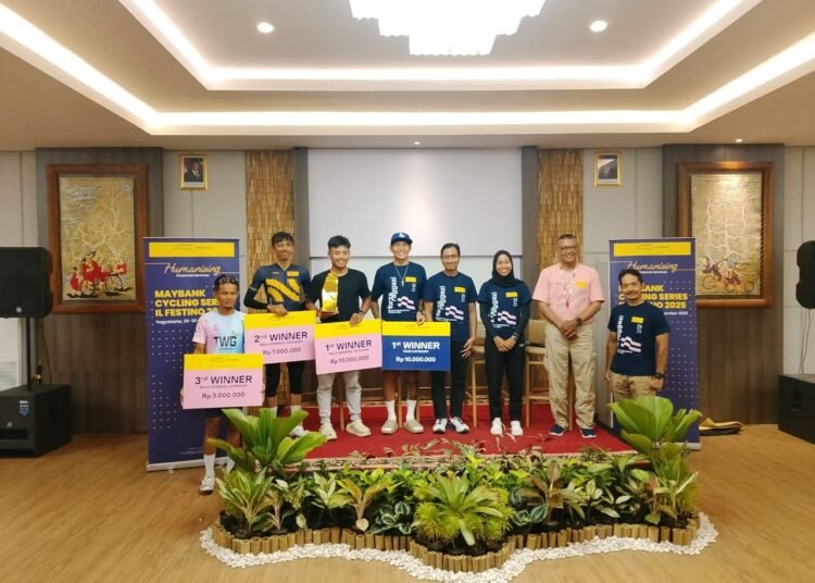 Para pemenang Maybank Cycling Series Il Festino 2025 saat sesi foto bersama di Wyndham Hotel Yogyakarta (Yusuf)
