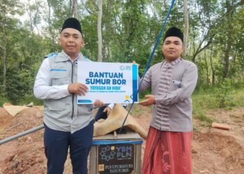 manajemen PLN UP3 Madura saat memberikan bantuan sumur bor