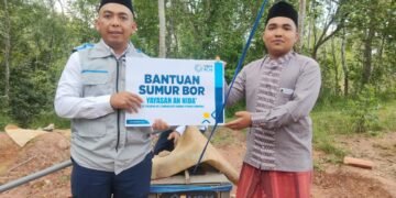 manajemen PLN UP3 Madura saat memberikan bantuan sumur bor