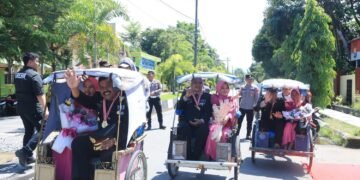 Momen haru di Polres Barru. Tiga personel dilepas Kapolres lewat prosesi pedang pora. Terima kasih atas pengabdian terbaik.