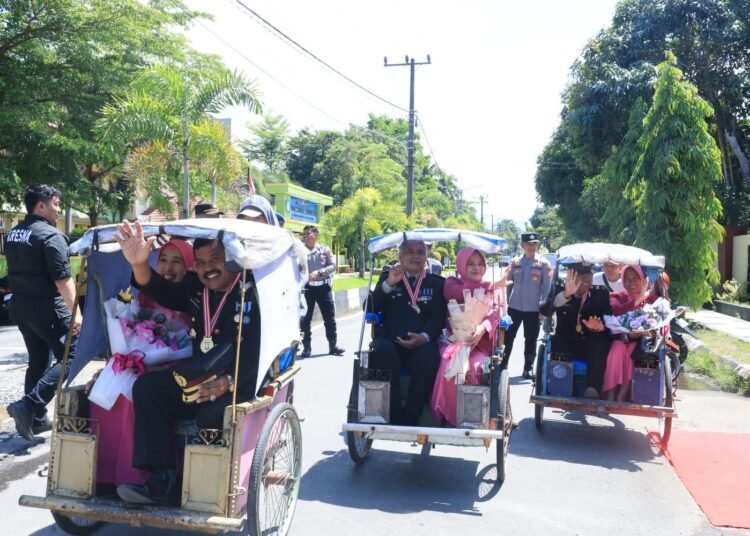 Momen haru di Polres Barru. Tiga personel dilepas Kapolres lewat prosesi pedang pora. Terima kasih atas pengabdian terbaik.
