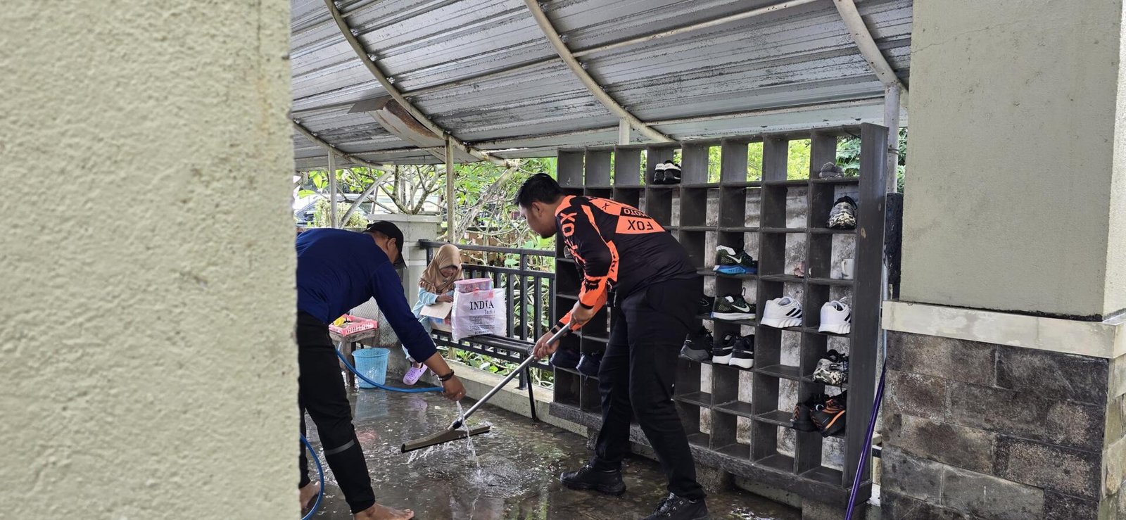 Pimpinan Cabang David Richardo Gultom ikut turun langsung membersihkan Masjid At-Thariq bersama warga Lipukasi. Gotong royong makin guyub!