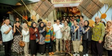 Foto bersama para pejabat di DIY dalam pembukaan Dodolanan 2025 di salah satu arena Pasar Warga (Dok. Disbud DIY)