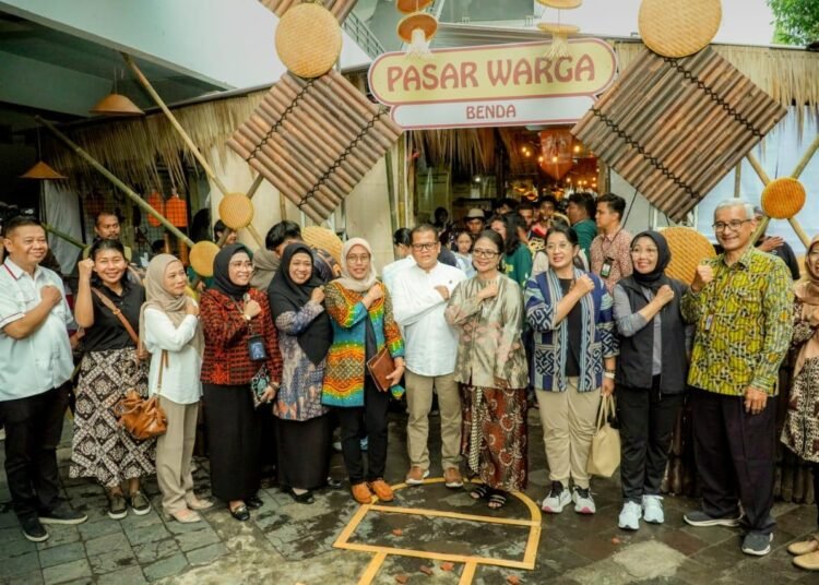 GOR Among Raga Riuh Saat Dodolanan 2025 Dibuka, Warga DIY Rayakan Meriahnya Tradisi 46 Foto bersama para pejabat di DIY dalam pembukaan Dodolanan 2025 di salah satu arena Pasar Warga (Dok. Disbud DIY)