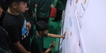 Siswa SMK TELKOM 2 Medan menuliskan aspirasi pada spanduk “Suara Kesetaraan” sebagai bentuk refleksi dan dukungan terhadap nilai inklusivitas.