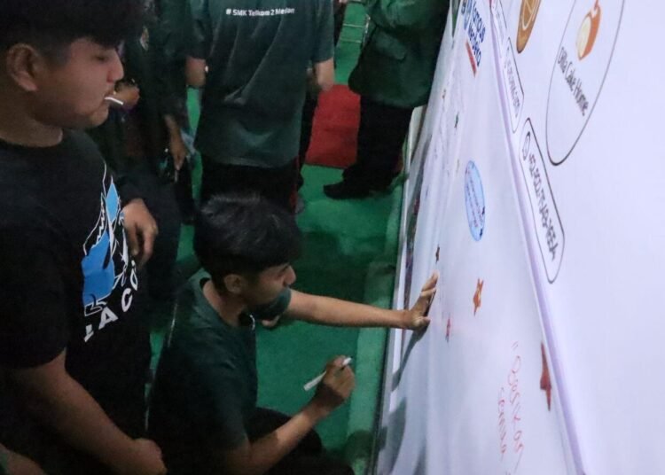 Edukasi Kesetaraan Gender untuk Mewujudkan Sekolah Inklusif di SMK Telkom 2 Medan 46 Siswa SMK TELKOM 2 Medan menuliskan aspirasi pada spanduk “Suara Kesetaraan” sebagai bentuk refleksi dan dukungan terhadap nilai inklusivitas.