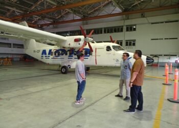 Momen diskusi PRSI–PTDI di hanggar, membahas proses pabrikasi dan teknologi otomasi.