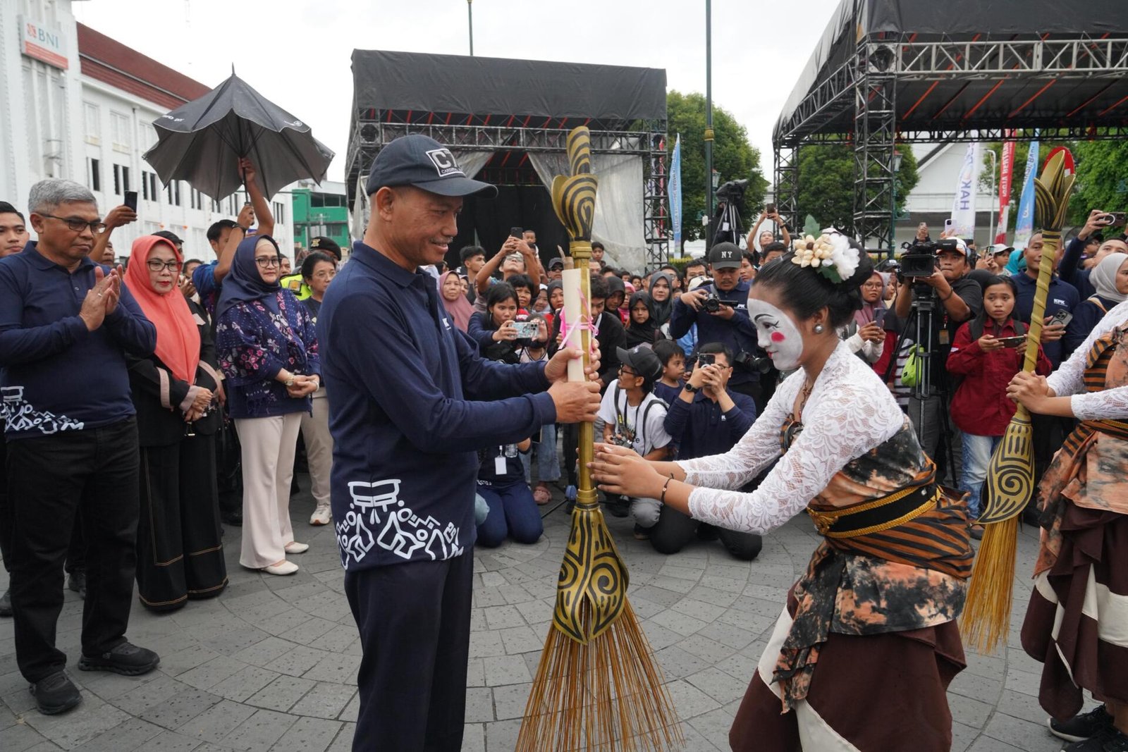 Penyerahan sapu emas