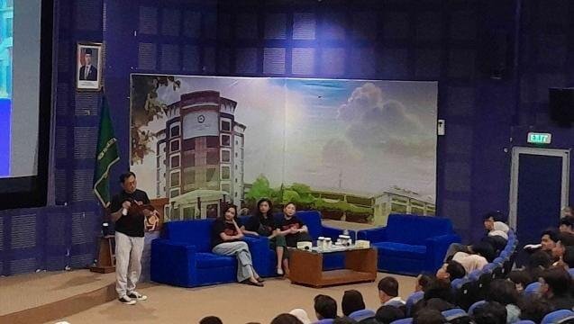 Hanung ketika memberikan pemaparan dan diskusi film The Hole atau Bolong di Amikom Yogyakarta (Yusuf)