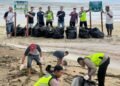 Polisi Peduli Lingkungan, Brigpol Kresna dan Bripda Taufik Bersih-Bersih Pantai Jepara 50 IMG 20251214