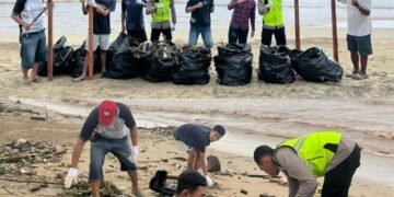 Polisi Peduli Lingkungan, Brigpol Kresna dan Bripda Taufik Bersih-Bersih Pantai Jepara 28 IMG 20251214