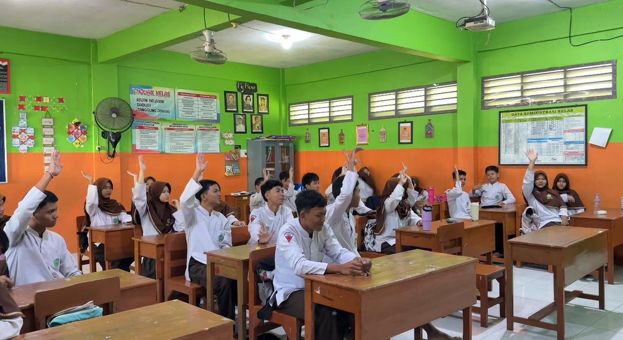 Mahasiswa UPN “Veteran” Jawa Timur Gelar Edukasi Moderasi Beragama di SMP Sunan Giri Menganti 48 Selama kegiatan berlangsung, siswa menunjukkan antusiasme dan partisipasi aktif, khususnya dalam sesi diskusi dan tanya jawab. Hal ini menunjukkan ketertarikan serta meningkatnya pemahaman siswa terhadap pentingnya sikap moderat dalam beragama. Melalui kegiatan ini, mahasiswa UPN “Veteran” Jawa Timur berharap dapat berkontribusi dalam menciptakan lingkungan sekolah yang harmonis, damai, dan inklusif, sekaligus memperkuat peran mahasiswa sebagai agen perubahan dalam menanamkan nilai-nilai kebangsaan dan toleransi di tengah keberagaman masyarakat.