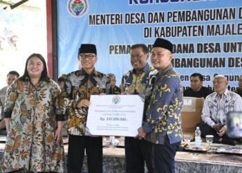 Dok : Foto penyerahan bantuan Desa Tematik Ketahanan Pangan Tahun 2026 oleh Menteri Desa & PDT, Yandri Susanto kepada Kepala Desa Gunungkuning Kecamatan Sindang Kabupaten Majalengka