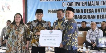 Dok : Foto penyerahan bantuan Desa Tematik Ketahanan Pangan Tahun 2026 oleh Menteri Desa & PDT, Yandri Susanto kepada Kepala Desa Gunungkuning Kecamatan Sindang Kabupaten Majalengka