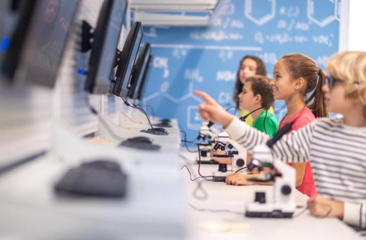 Dalam era globalisasi dan pesatnya perkembangan teknologi, tuntutan terhadap sistem pendidikan menjadi semakin kompleks dan dinamis. Sistem pendidikan yang dulu hanya berfokus pada penguasaan pengetahuan akademis kini tidak lagi cukup untuk menjawab kebutuhan masa depan. Perubahan zaman menuntut pendidikan yang adaptif terhadap keterampilan abad ke-21 seperti berpikir kritis, kreativitas, kemampuan kolaborasi, serta literasi digital agar peserta didik tidak hanya siap secara intelektual, tetapi juga responsif terhadap tantangan kehidupan nyata. Transformasi kurikulum menjadi salah satu aspek penting dalam membangun relevansi pendidikan. Banyak penelitian menekankan pentingnya integrasi 21st century skills seperti komunikasi, kolaborasi, dan pemecahan masalah dalam kurikulum sekolah dan perguruan tinggi modern. Selain itu, pendidikan kontekstual yang menekankan literacy framework Triple R (Reading, Reasoning, dan Digital Literacies) juga membantu peserta didik memahami fenomena nyata dengan lebih bijak di era digital. Tidak hanya dari sisi konten dan kurikulum, sistem pendidikan yang relevan harus mampu dirasakan di seluruh lapisan masyarakat. Di Indonesia, dorongan kolaboratif antara pemerintah, komunitas pendidikan, dan masyarakat sipil menjadi kunci dalam menciptakan pendidikan yang adil, partisipatif, dan relevan. Pendekatan ini tidak hanya memperkuat kapasitas lembaga pendidikan formal, tetapi juga membuka ruang bagi model pendidikan alternatif yang lebih humanistik dan inklusif. Namun demikian, tantangan terbesar masih terletak pada kesiapan implementasi di lapangan, terutama dalam aspek pelatihan guru dan kualitas pembelajaran. Banyak pihak mengkritik bahwa kurikulum saat ini belum sepenuhnya mendukung peserta didik untuk beradaptasi dengan perubahan zaman, terutama dalam hal literasi digital dan keterampilan komputasi. Oleh karena itu, transformasi pendidikan harus juga memperhatikan kapasitas pendidik dan pemerataan fasilitas teknologi di seluruh wilayah. Hambatan inilah yang sering menjadi penyebab ketidakrelevanan sistem pendidikan dengan kebutuhan abad ke-21. Upaya menyusun regulasi yang adaptif juga menjadi faktor yang tidak bisa diabaikan. Revisi kebijakan pendidikan seperti Undang-Undang Sistem Pendidikan Nasional yang diarahkan menjadi lebih fleksibel dan terintegrasi menunjukkan bahwa pemerintah menyadari perlunya penyesuaian terhadap tuntutan zaman. Hal ini menunjukkan bahwa pendidikan yang relevan bukan hanya tanggung jawab sekolah, tetapi merupakan gerakan bersama seluruh pemangku kepentingan pendidikan. Kesimpulan Membangun sistem pendidikan yang relevan dengan zaman memerlukan perubahan menyeluruh — dari kurikulum yang menekankan keterampilan abad ke-21, integrasi literasi digital, pelatihan guru yang berkelanjutan, hingga kolaborasi antara pemerintah dan masyarakat. Relevansi pendidikan bukan hanya tentang isi materi, tetapi juga bagaimana pendidikan membekali peserta didik agar mampu beradaptasi dan berkontribusi dalam masyarakat yang terus berubah. Referensi Pendidikan Alternatif dan relevansinya dengan perkembangan zaman — Kompas.id: https://www.kompas.id/artikel/pendidikan-alternatif-kian-relevan-dengan-perkembangan-zaman Kompas Transformative Education: 21st Century Skills dalam kurikulum — AIM: Journal of Islamic Education Management: https://journal.uinsgd.ac.id/index.php/aim/article/view/28886 eJournal UIN Sunan Gunung Djati Curriculum transformation dan tuntutan kompetensi — Proceedings ICEISS: https://proceedings.ums.ac.id/iceiss/article/view/3168 Proceedings UMS Pendidikan kontekstual dan literasi baru — Pendis Kemenag: https://pendis.kemenag.go.id/direktorat-guru-dan-tenaga-kependidikan/pendidikan-kontekstual-3r-persiapkan-generasi-masa-depan-di-era-digital Pendis Kemenag Pendidikan dan adaptasi terhadap perubahan zaman — mpr.go.id: https://mpr.go.id/berita/Pendidikan-yang-Memampukan-Remaja-Beradaptasi-dengan-Perubahan-Zaman MPR RI Revisi UU Sisdiknas untuk pendidikan adaptif — Kemdikbudristek: https://sisdiknas.kemdikbud.go.id/ruu-sisdiknas-siapkan-pendidikan-yang-adaptif-dan-fleksibel-dengan-perkembangan-zaman/