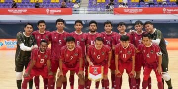 Timnas Futsal Putra Indonesia berpose dengan medali emas setelah mengalahkan Thailand 6-1 dan meraih gelar juara SEA Games 2025 untuk pertama kalinya dalam sejarah.