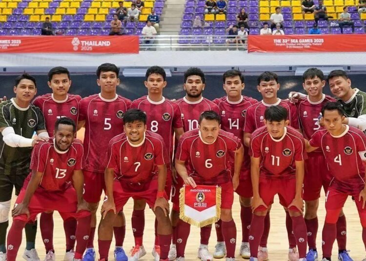 Timnas Futsal Putra Indonesia berpose dengan medali emas setelah mengalahkan Thailand 6-1 dan meraih gelar juara SEA Games 2025 untuk pertama kalinya dalam sejarah.