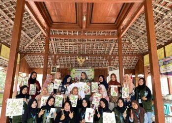 Pelatihan Ecoprint Oleh Mahasiswa Universitas Negeri Surabaya Sebagai Produk Kreatif Ramah Lingkungan 46 Ecoprint