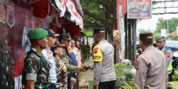 Waka Polda Jateng Kunjungi Pos Pelayanan Operasi Lilin di Alun-Alun Rembang Rembang – Wakil Kepala Kepolisian Daerah Jawa Tengah (Waka Polda Jateng) melaksanakan kunjungan kerja ke Pos Pelayanan Operasi Lilin yang berlokasi di Alun-Alun Rembang. Kunjungan ini dilakukan untuk memastikan kesiapan personel serta sarana prasarana dalam rangka pengamanan Natal dan Tahun Baru. Dalam kegiatan tersebut, Waka Polda Jateng didampingi pejabat utama Polda Jawa Tengah, unsur TNI, serta instansi terkait. Ia meninjau langsung kondisi pos pelayanan, kelengkapan peralatan pendukung, serta kesiapsiagaan personel gabungan yang bertugas memberikan pelayanan kepada masyarakat. Waka Polda Jateng juga memberikan arahan dan motivasi kepada para petugas agar senantiasa menjaga kesehatan, meningkatkan kewaspadaan, serta memberikan pelayanan yang humanis dan profesional kepada masyarakat. Selain itu, ia menyerahkan bantuan logistik sebagai bentuk dukungan moril bagi personel di lapangan. “Kehadiran Pos Pelayanan Operasi Lilin ini diharapkan dapat memberikan rasa aman dan nyaman kepada masyarakat, khususnya selama perayaan Natal dan Tahun Baru,” ungkapnya. Melalui kegiatan ini, Polda Jawa Tengah berkomitmen untuk memastikan seluruh rangkaian Operasi Lilin berjalan aman, lancar, dan kondusif, serta memperkuat sinergitas antara Polri, TNI, dan pemerintah daerah dalam menjaga keamanan dan ketertiban masyarakat di wilayah Kabupaten Rembang.