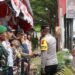 Waka Polda Jateng Kunjungi Pos Pelayanan Operasi Lilin di Alun-Alun Rembang Rembang – Wakil Kepala Kepolisian Daerah Jawa Tengah (Waka Polda Jateng) melaksanakan kunjungan kerja ke Pos Pelayanan Operasi Lilin yang berlokasi di Alun-Alun Rembang. Kunjungan ini dilakukan untuk memastikan kesiapan personel serta sarana prasarana dalam rangka pengamanan Natal dan Tahun Baru. Dalam kegiatan tersebut, Waka Polda Jateng didampingi pejabat utama Polda Jawa Tengah, unsur TNI, serta instansi terkait. Ia meninjau langsung kondisi pos pelayanan, kelengkapan peralatan pendukung, serta kesiapsiagaan personel gabungan yang bertugas memberikan pelayanan kepada masyarakat. Waka Polda Jateng juga memberikan arahan dan motivasi kepada para petugas agar senantiasa menjaga kesehatan, meningkatkan kewaspadaan, serta memberikan pelayanan yang humanis dan profesional kepada masyarakat. Selain itu, ia menyerahkan bantuan logistik sebagai bentuk dukungan moril bagi personel di lapangan. “Kehadiran Pos Pelayanan Operasi Lilin ini diharapkan dapat memberikan rasa aman dan nyaman kepada masyarakat, khususnya selama perayaan Natal dan Tahun Baru,” ungkapnya. Melalui kegiatan ini, Polda Jawa Tengah berkomitmen untuk memastikan seluruh rangkaian Operasi Lilin berjalan aman, lancar, dan kondusif, serta memperkuat sinergitas antara Polri, TNI, dan pemerintah daerah dalam menjaga keamanan dan ketertiban masyarakat di wilayah Kabupaten Rembang.