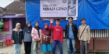 Tim Hibah MBKM UNS memasang banner usaha pengrajin gerabah di RW 5 Desa Bentangan, Kecamatan Wonosari, Klaten, Selasa (17/12).