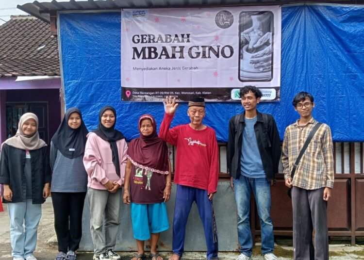 Tim Hibah MBKM UNS memasang banner usaha pengrajin gerabah di RW 5 Desa Bentangan, Kecamatan Wonosari, Klaten, Selasa (17/12).