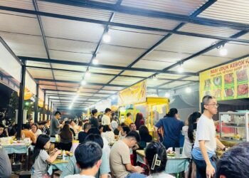 Gading Serpong,Tangerang — Paramount Land telah meresmikan Paramount Gading Serpong Taman Rasa pada Jumat, 7 November 2025, sebuah sentra kuliner semi-outdoor yang menghadirkan 58 tenant kuliner beragam. Lokasi Taman Rasa sangat strategis, yaitu bersebelahan dengan kawasan Pasadena Central District dan berdekatan dengan akses jalan baru Gading Serpong–BSD. Taman Rasa menyuguhkan pilihan kuliner yang kaya cita rasa Nusantara dan beberapa menu internasional seperti Choipan & Kembang Tahu Pontianak 85, Meatime Steak, Nasi Goreng Suroboyo 99, Japanese Food Azami, Sop & Sate Kambing Bang Adung, Seafood Pak Bondan, dan Es Sinar Garut. Sentra kuliner ini didesain agar nyaman untuk pengunjung dari sore sampai malam: buka setiap hari dari pukul 17.00 hingga 22.00 WIB. Banyak pengunjung menilai tempat ini menawarkan pengalaman kuliner yang berbeda dari pusat makanan lainnya. Lydia (28), salah satu pengunjung, menilai banyak tenant menghadirkan rasa yang autentik. “Saya coba choipan dan kembang tahunya—rasanya mirip yang asli dari Pontianak. Bumbunya pas, tidak terlalu manis, dan teksturnya lembut,” ujarnya. Menurut manajemen Paramount Land, kehadiran Taman Rasa bukan hanya sebagai tempat makan, tetapi juga upaya mendorong pertumbuhan UMKM kuliner lokal di Gading Serpong.