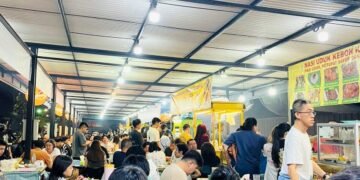 Gading Serpong,Tangerang — Paramount Land telah meresmikan Paramount Gading Serpong Taman Rasa pada Jumat, 7 November 2025, sebuah sentra kuliner semi-outdoor yang menghadirkan 58 tenant kuliner beragam. Lokasi Taman Rasa sangat strategis, yaitu bersebelahan dengan kawasan Pasadena Central District dan berdekatan dengan akses jalan baru Gading Serpong–BSD. Taman Rasa menyuguhkan pilihan kuliner yang kaya cita rasa Nusantara dan beberapa menu internasional seperti Choipan & Kembang Tahu Pontianak 85, Meatime Steak, Nasi Goreng Suroboyo 99, Japanese Food Azami, Sop & Sate Kambing Bang Adung, Seafood Pak Bondan, dan Es Sinar Garut. Sentra kuliner ini didesain agar nyaman untuk pengunjung dari sore sampai malam: buka setiap hari dari pukul 17.00 hingga 22.00 WIB. Banyak pengunjung menilai tempat ini menawarkan pengalaman kuliner yang berbeda dari pusat makanan lainnya. Lydia (28), salah satu pengunjung, menilai banyak tenant menghadirkan rasa yang autentik. “Saya coba choipan dan kembang tahunya—rasanya mirip yang asli dari Pontianak. Bumbunya pas, tidak terlalu manis, dan teksturnya lembut,” ujarnya. Menurut manajemen Paramount Land, kehadiran Taman Rasa bukan hanya sebagai tempat makan, tetapi juga upaya mendorong pertumbuhan UMKM kuliner lokal di Gading Serpong.