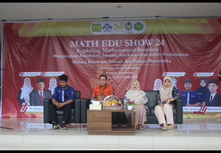 Pameran Alat Peraga “MATHEDUSHOW24” Warnai Halaman Perpustakaan Kampus B UIN Raden Fatah Palembang Palembang – Program Studi Pendidikan Matematika UIN Raden Fatah Palembang sukses menggelar pameran alat peraga bertajuk “MATHEDUSHOW24” pada Rabu, 27 November, bertempat di halaman Perpustakaan Kampus B Jakabaring. Kegiatan ini menjadi ruang kreativitas mahasiswa dalam menghadirkan inovasi alat peraga matematika yang menarik, edukatif, dan mudah diterapkan di lingkungan sekolah. Acara turut dihadiri oleh Wakil Dekan III Fakultas Tarbiyah dan Keguruan serta Kepala Laboratorium Pusat UIN Raden Fatah Palembang, yang memberikan apresiasi atas karya-karya mahasiswa serta dukungan terhadap upaya peningkatan kualitas media pembelajaran matematika. Kehadiran para pejabat ini menjadi bentuk komitmen kampus dalam mendorong inovasi pendidikan. Tidak hanya menjadi ajang pameran, MATHEDUSHOW24 juga menghadirkan dua perlombaan, yaitu Lomba Ranking 1 dan Lomba Tebak Gambar, yang diikuti dengan antusias oleh para siswa dari sekolah-sekolah di Kota Palembang. Kedua lomba ini dirancang untuk melatih ketangkasan berpikir, kecepatan, serta pemahaman siswa terhadap konsep-konsep dasar matematika dengan cara yang menyenangkan. Sepanjang acara, para guru dan siswa terlihat aktif berinteraksi dengan alat peraga yang dipamerkan, mulai dari media digital sederhana, permainan edukatif, hingga alat peraga manual yang membantu menjelaskan konsep matematika secara visual. Melalui MATHEDUSHOW24, mahasiswa berharap kegiatan ini tidak hanya menjadi pameran tahunan, tetapi juga mampu menjadi sarana kolaborasi antara kampus dan sekolah dalam meningkatkan minat serta pemahaman matematika bagi siswa. Acara ditutup dengan pengumuman pemenang lomba dan sesi demonstrasi alat peraga