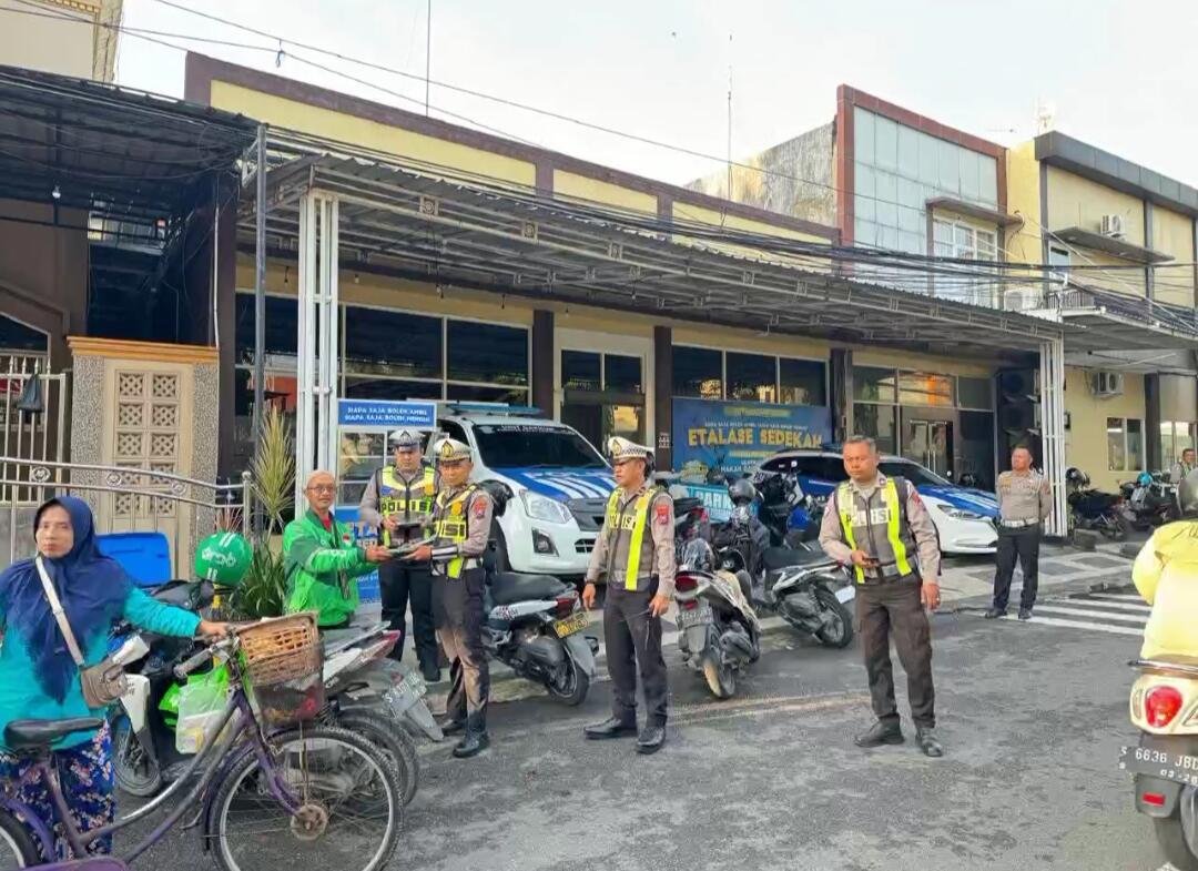 Unit Gakkum Polres Lamongan Gelar Sedekah Jumat Berkah untuk Masyarakat 47 Unit Gakkum Polres Lamongan Gelar Sedekah Jumat Berkah untuk Masyarakat