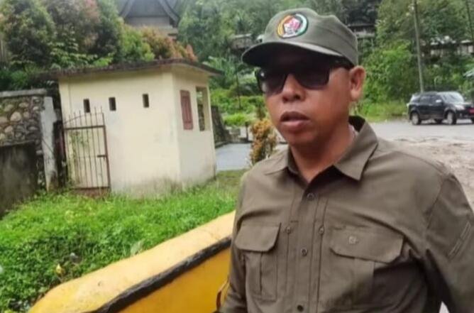 Bupati Tapanuli Utara, Dr. Jonius Taripar Parsaoran Hutabarat, S.Si., M.Si., Franc, meninjau secara langsung perkembangan penanganan longsor yang terjadi di ruas jalan nasional penghubung Tarutung–Sibolga