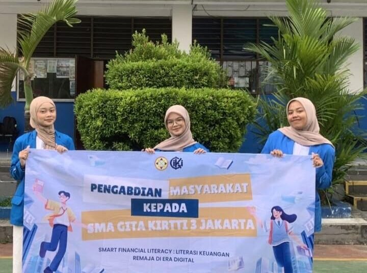 Smart Financial: Literasi Keuangan Remaja di Era Digital 46 Dokumentasi Rintan bersama anggotanya, saat kegiatan PKM di SMA GITA KIRTTI 3 Jakarta, (19/11/25).