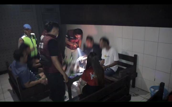 Razia Dadakan Polres Lamongan Jelang Nataru, Semua Pengunjung Kafe "Bersih" dari Narkoba 46 IMG 20251214 194841 612