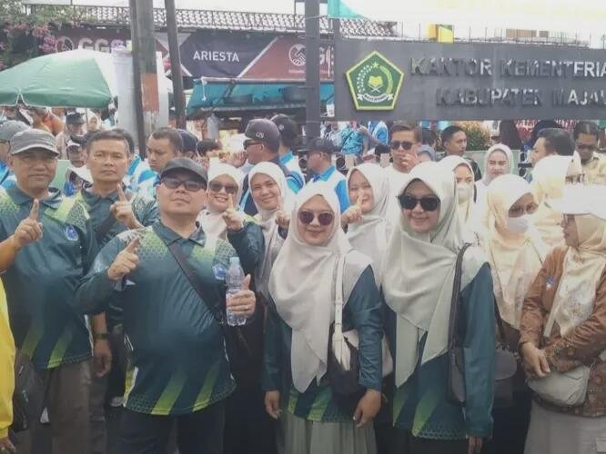Bupati Majalengka Resmikan Gedung PLHUT untuk Perkuat Layanan Haji dan Umrah 50 Dok : Foto suasana saat jalan santai dalam rangka memperingati Hari Amal Bakti (HAB) Kementerian Agama ke-80