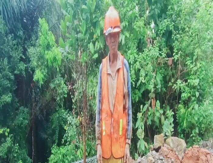 “Alhamdulillah, kami bisa bekerja di kampung sendiri sambil menunggu panen,” ujar Amir, salah seorang warga yang terlibat dalam proyek.