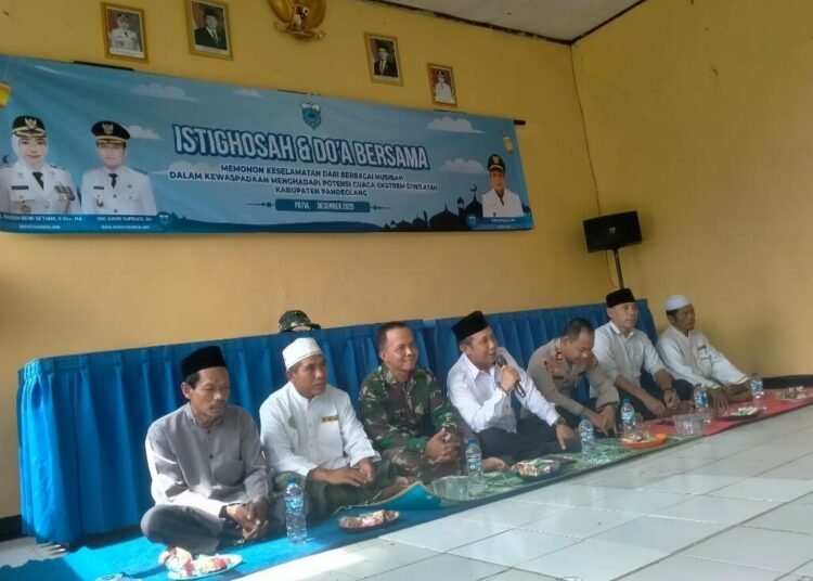 Hadapi Cuaca Ekstrem, Serka Dede Suharsono dari Koramil 0111/Pagelaran Ikut Doa Bersama di Patia 46 IMG 20251224 123805